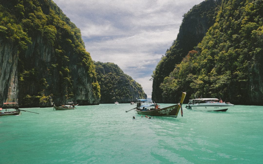 Yates navegando en Tailandia