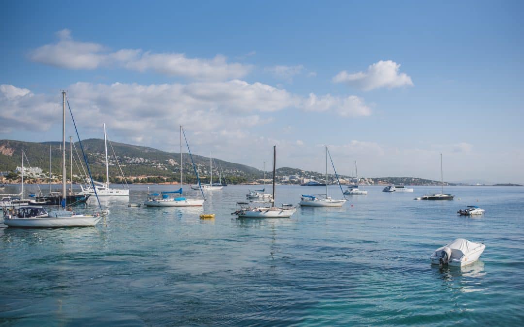 Remodelación de yates en Mallorca: imagen de la costa de Mallorca con numerosos yates.