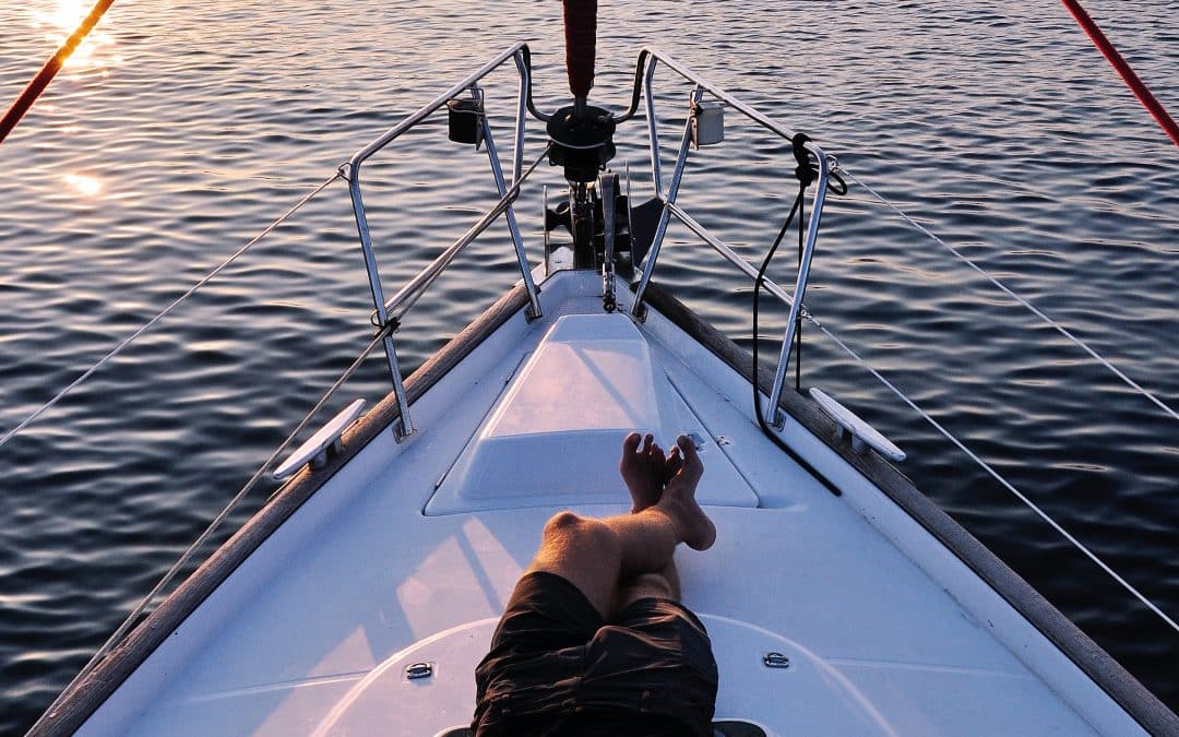 Una persona disfrutando de su barco con buen tiempo.